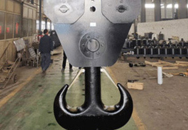 How to use the hook assembly of a bridge crane and what are the requirements?