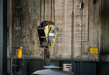 What issues should the hook group pay attention to in order to better complete the lifting?