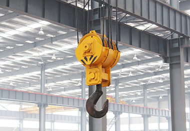 In what situations does the lifting hook need to be replaced?