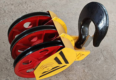 Semi-enclosed hook group is a common lifting equipment