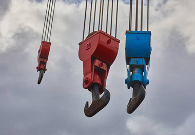 Precautions for using container spreaders