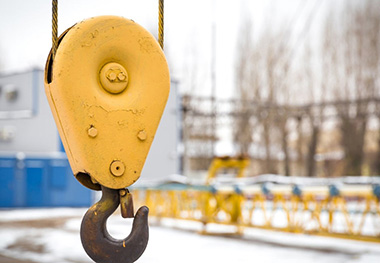 When lifting heavy objects, what is the load-bearing capacity of the equipment?