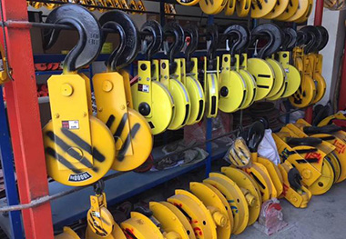 What types of anti-sway devices are there for container spreaders?