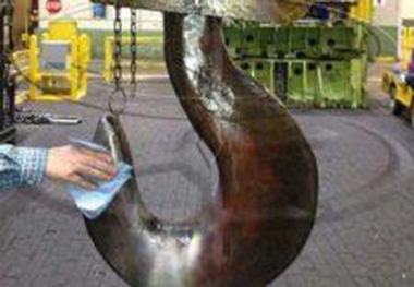How to use the hook to ensure the safety of the crane